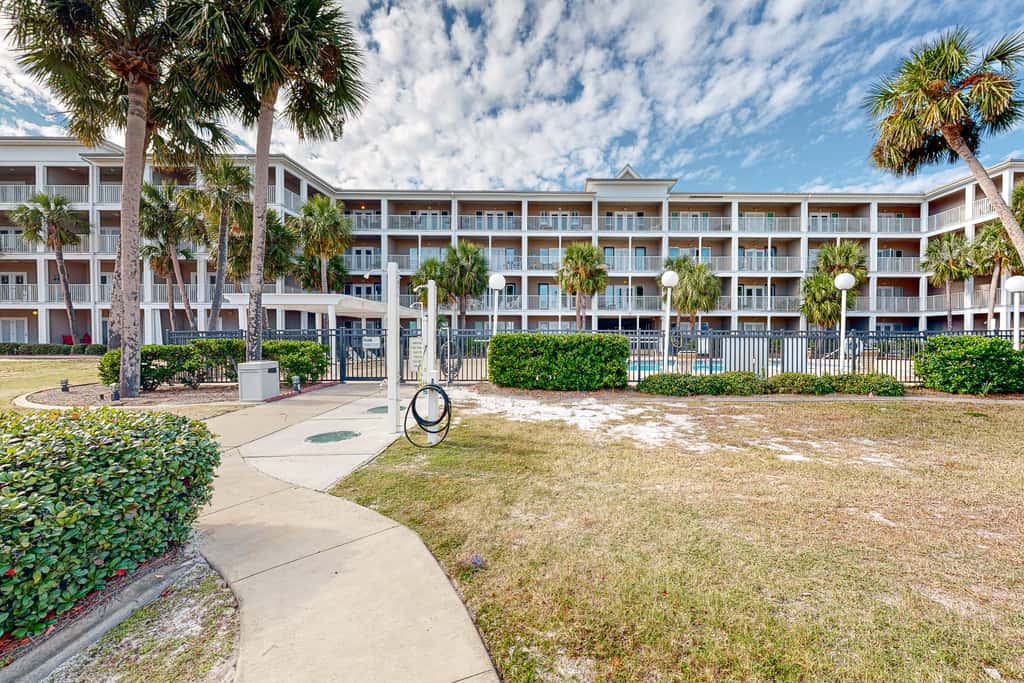 Sunny condo with pool, hot tub, pool views, balcony, & AC
