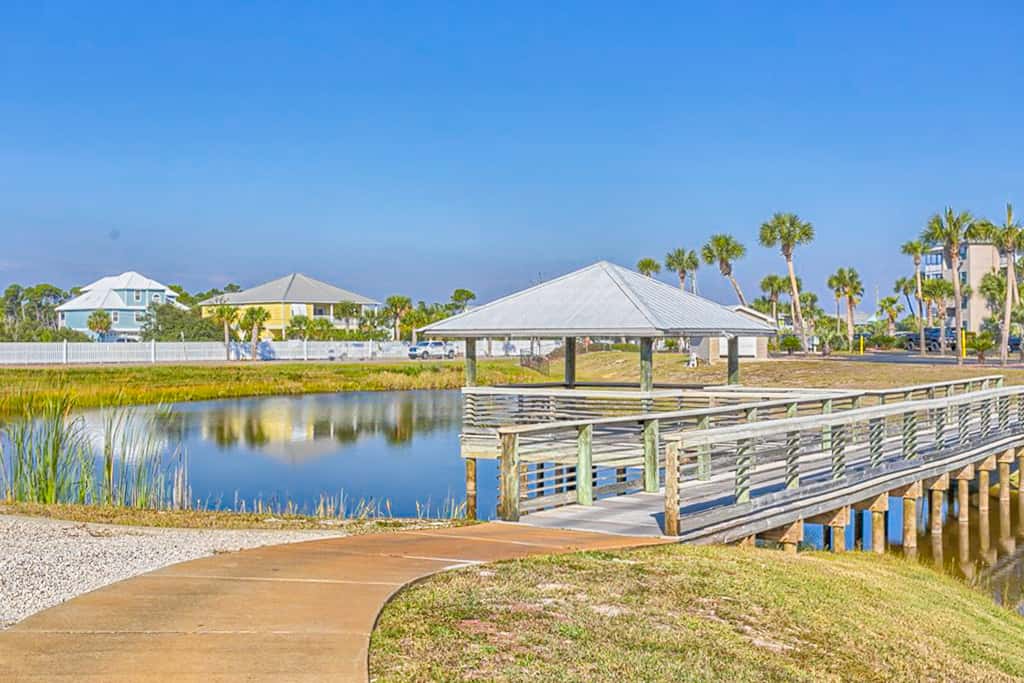 Sunny condo with pool, hot tub, pool views, balcony, & AC