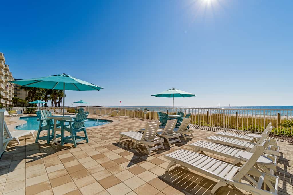 Gorgeous Oceanfront condo with washer&dryer, Gulf-front balcony & pool, hot tub
