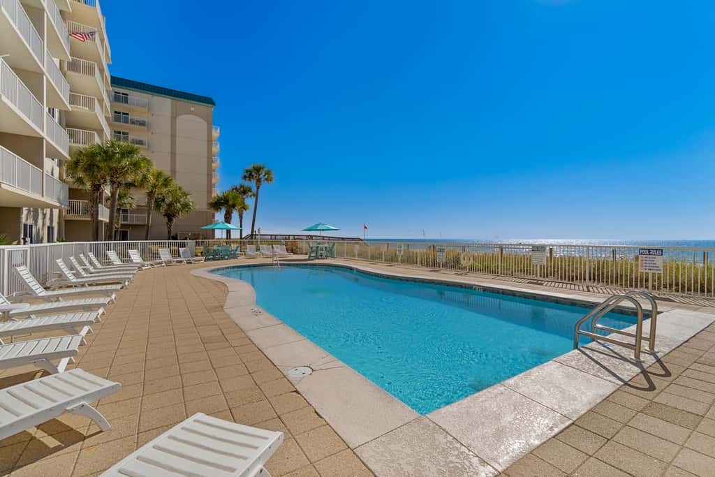 Gorgeous Oceanfront condo with washer&dryer, Gulf-front balcony & pool, hot tub