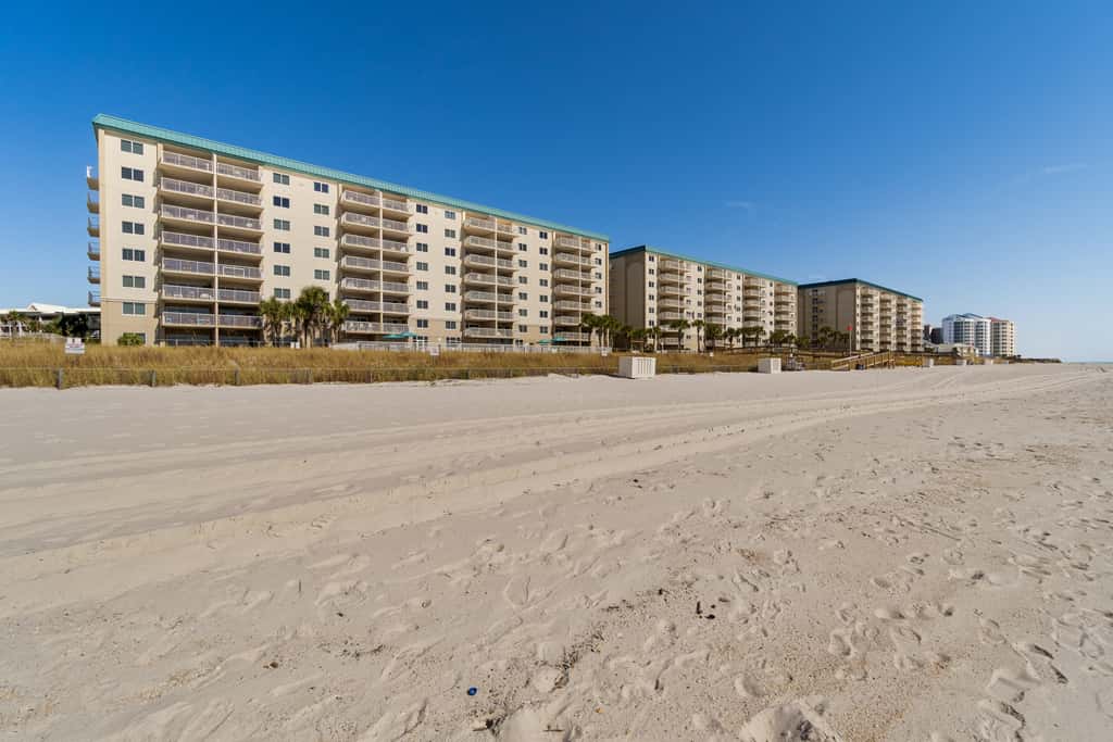 Gorgeous Oceanfront condo with washer&dryer, Gulf-front balcony & pool, hot tub