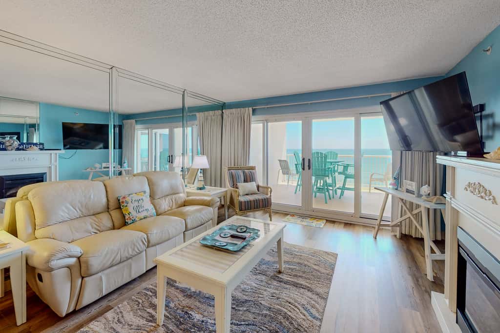 Gorgeous Oceanfront condo with washer&dryer, Gulf-front balcony & pool, hot tub