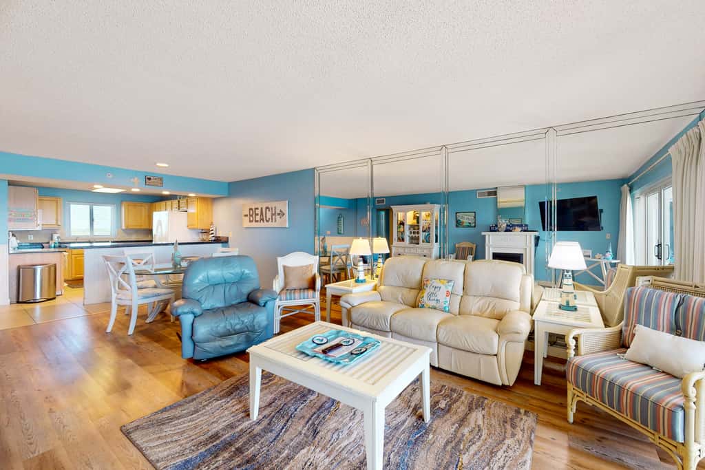 Gorgeous Oceanfront condo with washer&dryer, Gulf-front balcony & pool, hot tub