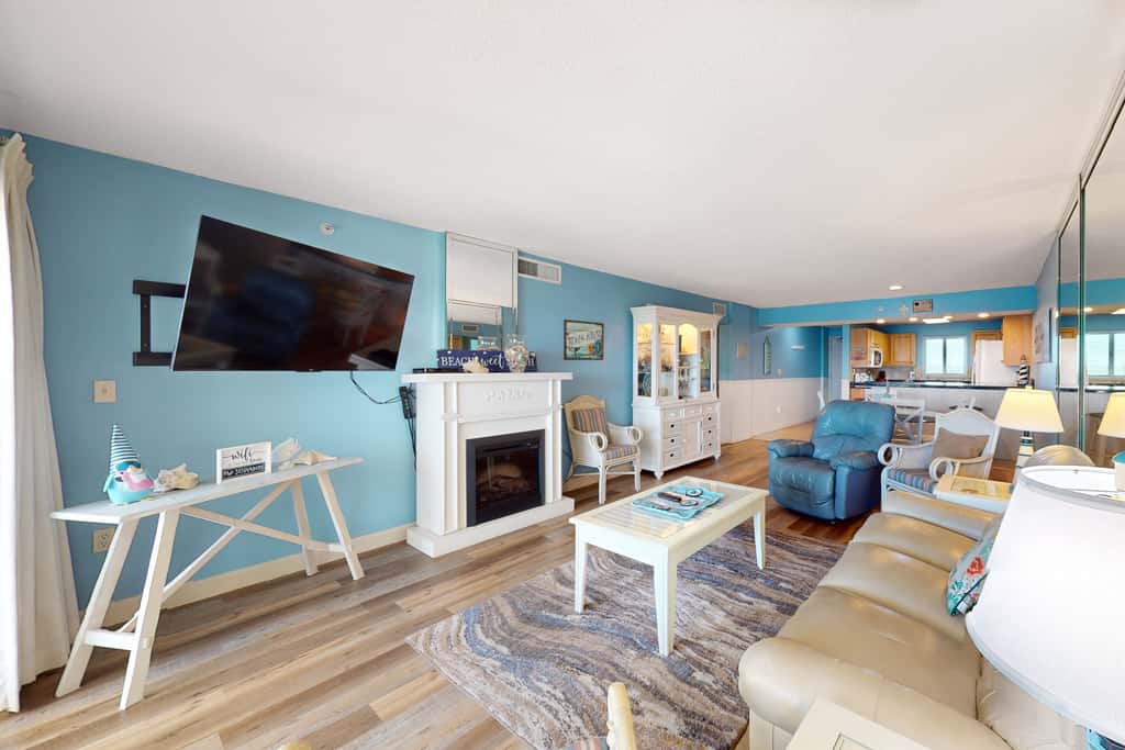 Gorgeous Oceanfront condo with washer&dryer, Gulf-front balcony & pool, hot tub