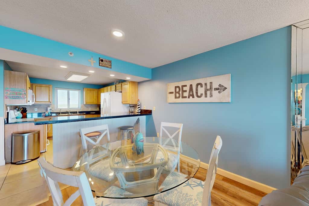 Gorgeous Oceanfront condo with washer&dryer, Gulf-front balcony & pool, hot tub