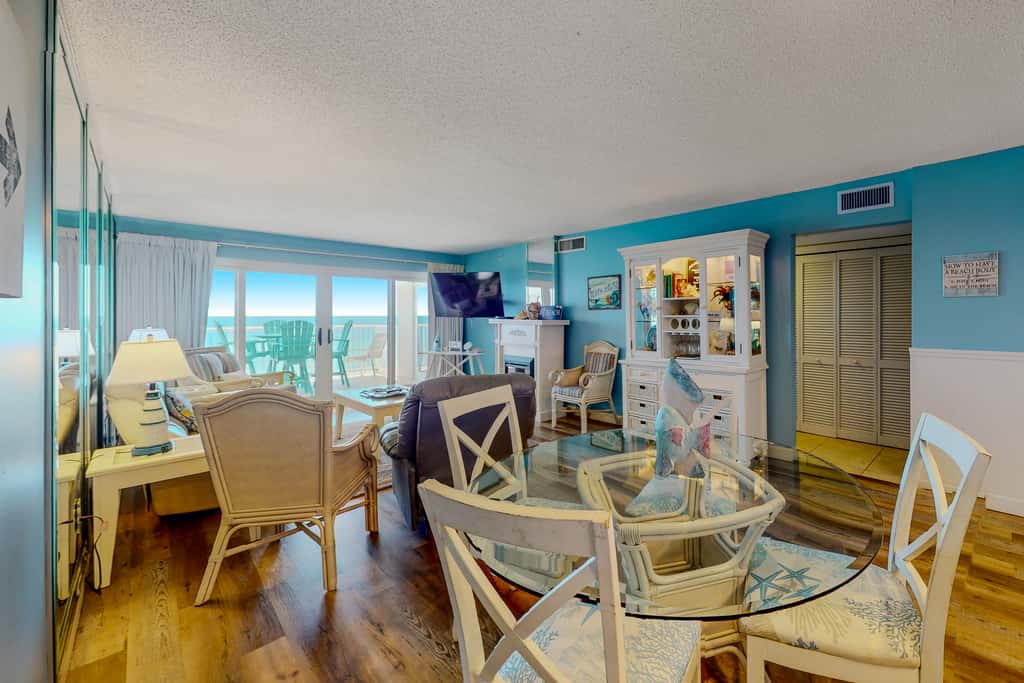Gorgeous Oceanfront condo with washer&dryer, Gulf-front balcony & pool, hot tub