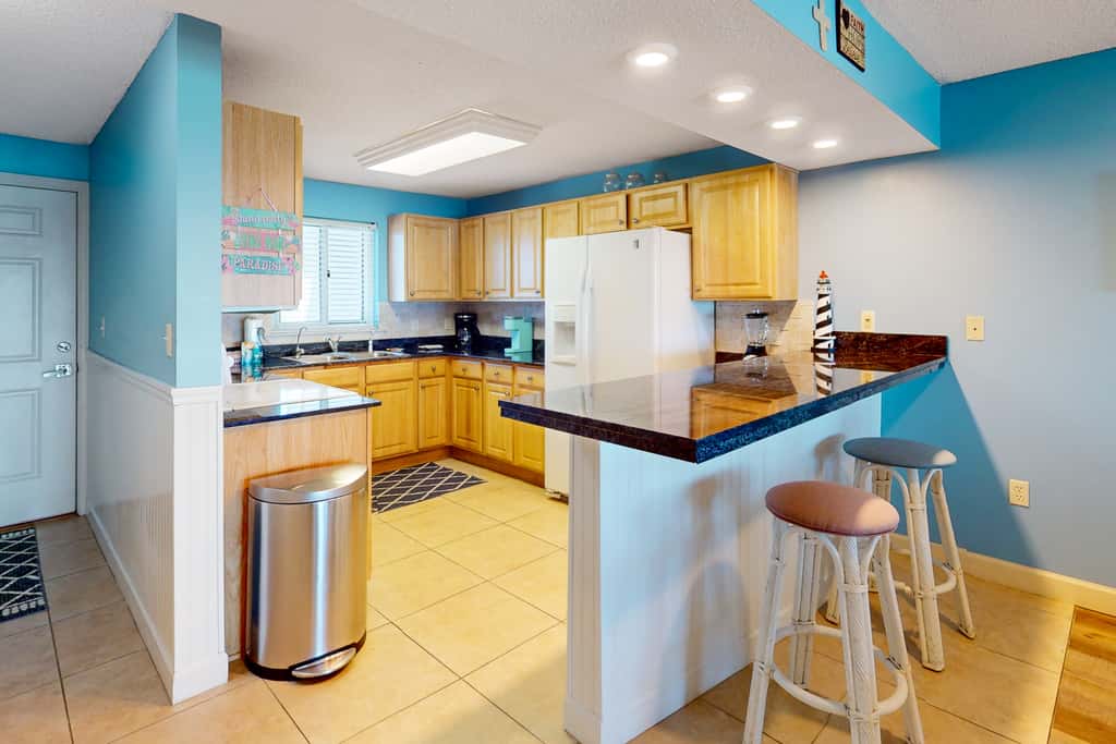 Gorgeous Oceanfront condo with washer&dryer, Gulf-front balcony & pool, hot tub