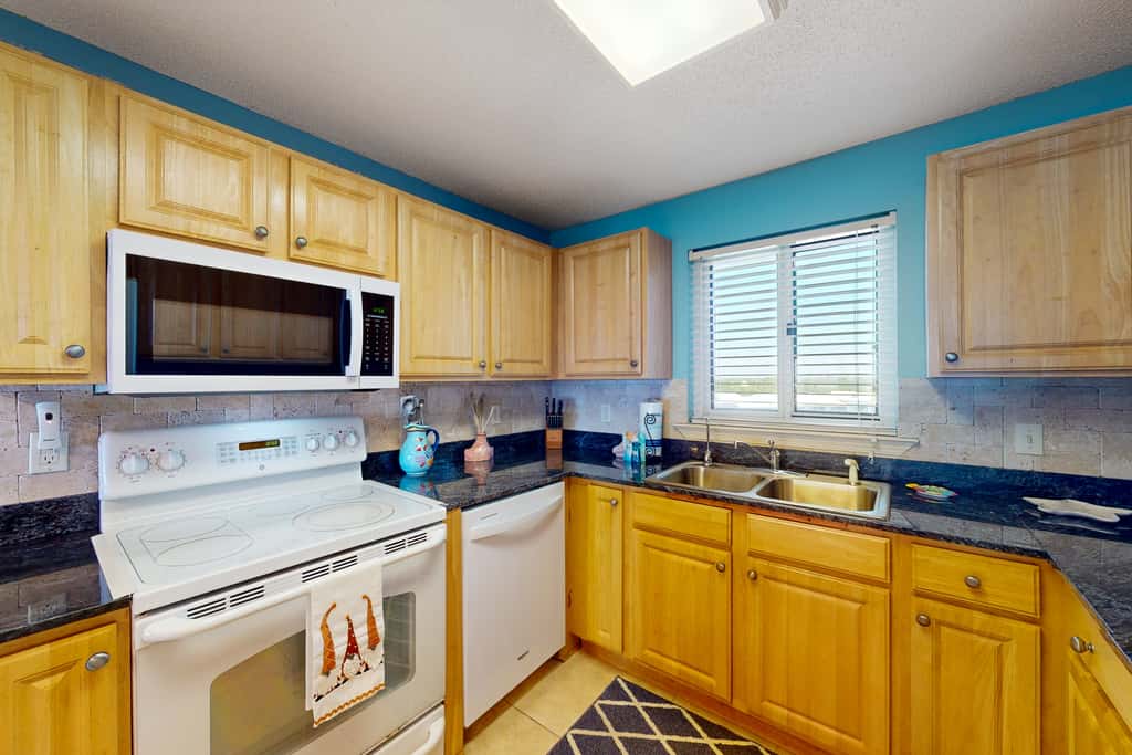 Gorgeous Oceanfront condo with washer&dryer, Gulf-front balcony & pool, hot tub