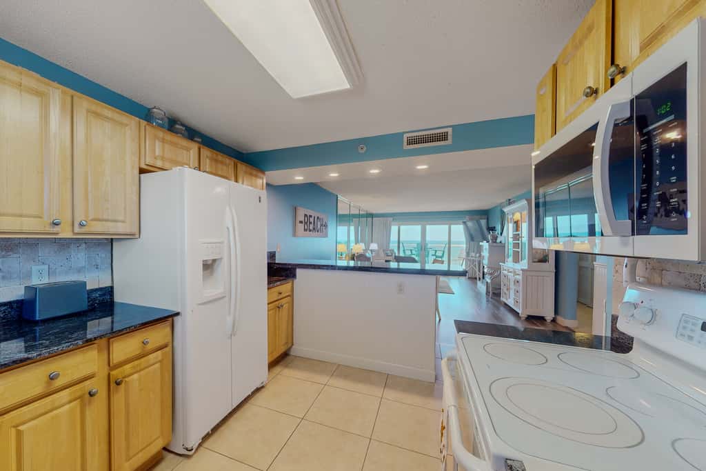 Gorgeous Oceanfront condo with washer&dryer, Gulf-front balcony & pool, hot tub