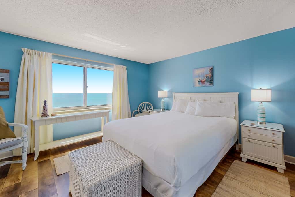 Gorgeous Oceanfront condo with washer&dryer, Gulf-front balcony & pool, hot tub