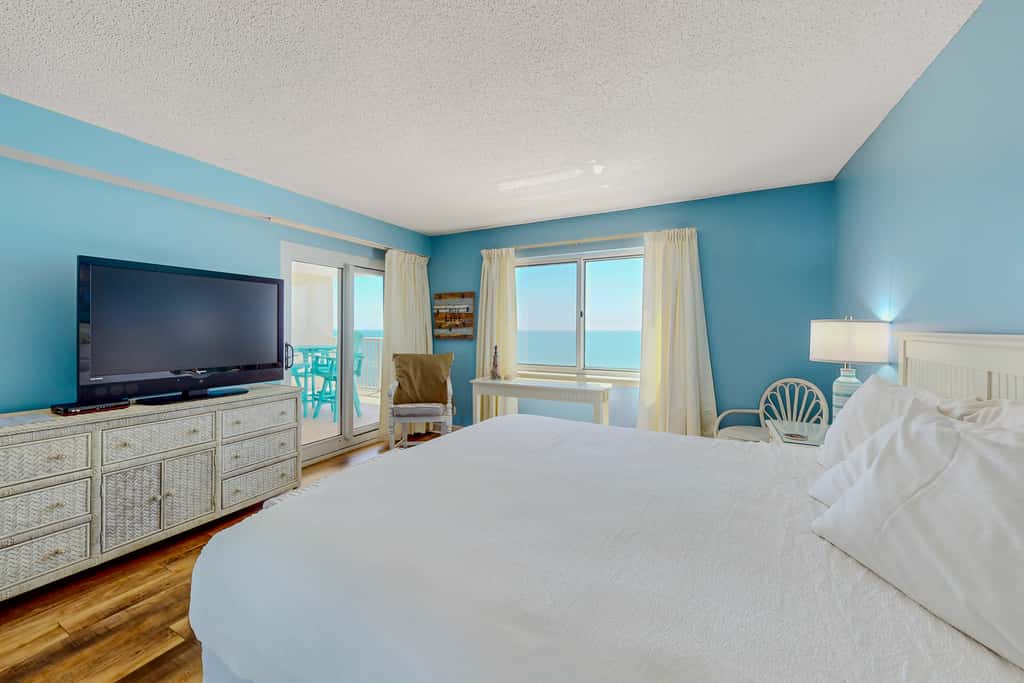 Gorgeous Oceanfront condo with washer&dryer, Gulf-front balcony & pool, hot tub