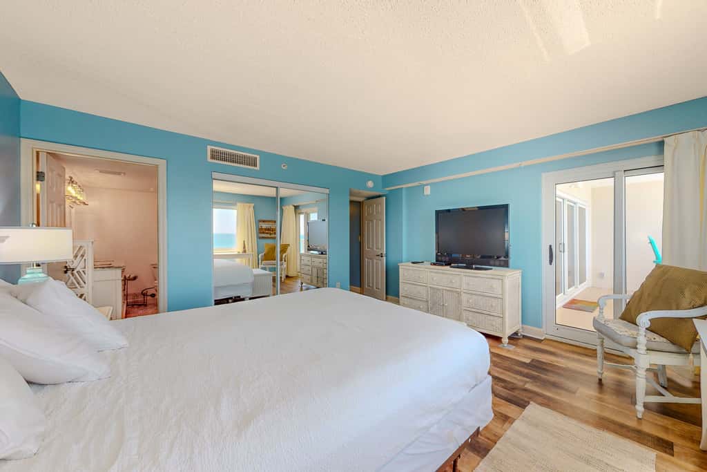 Gorgeous Oceanfront condo with washer&dryer, Gulf-front balcony & pool, hot tub