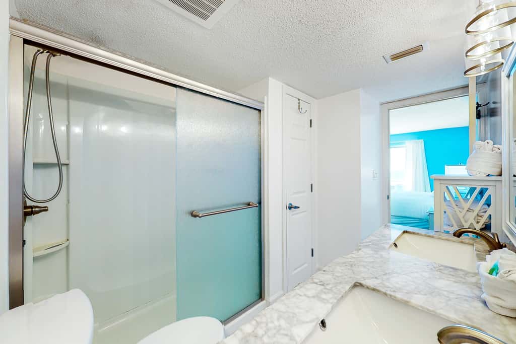 Gorgeous Oceanfront condo with washer&dryer, Gulf-front balcony & pool, hot tub