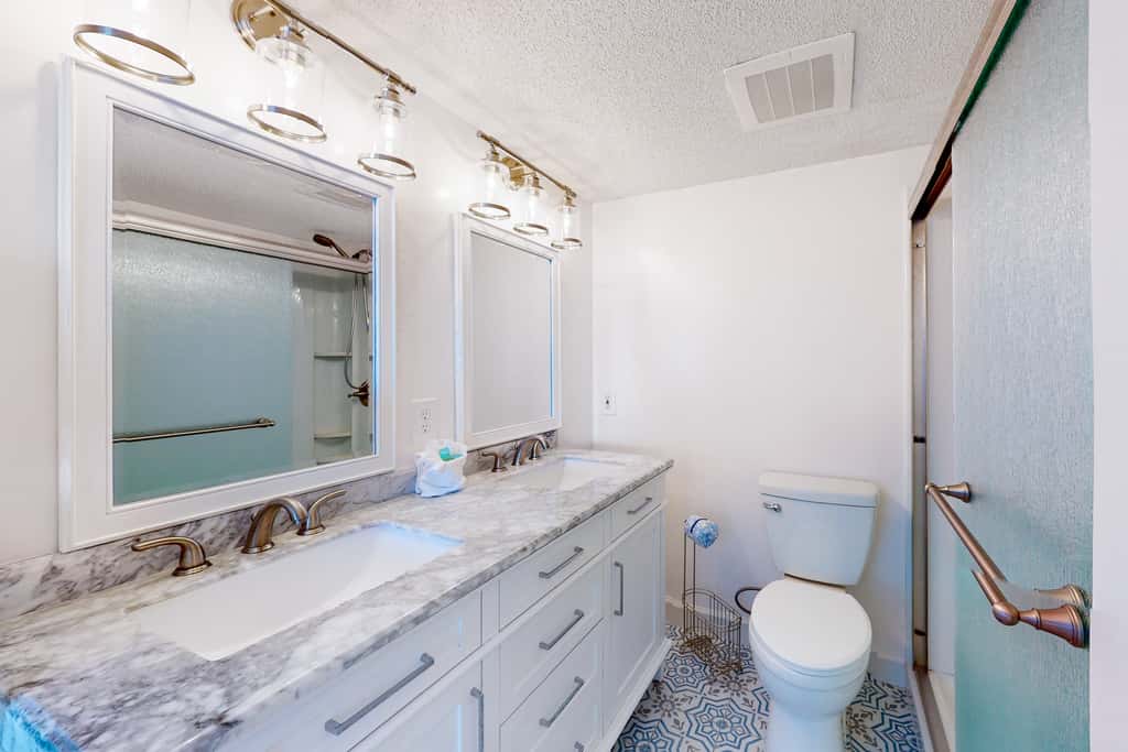 Gorgeous Oceanfront condo with washer&dryer, Gulf-front balcony & pool, hot tub