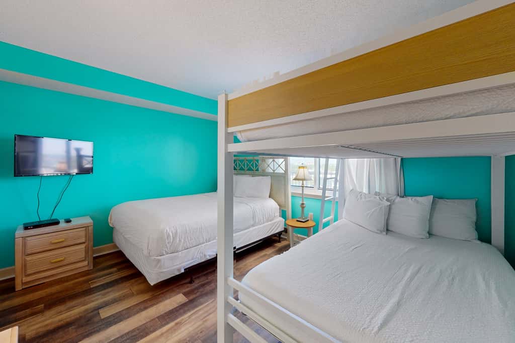 Gorgeous Oceanfront condo with washer&dryer, Gulf-front balcony & pool, hot tub