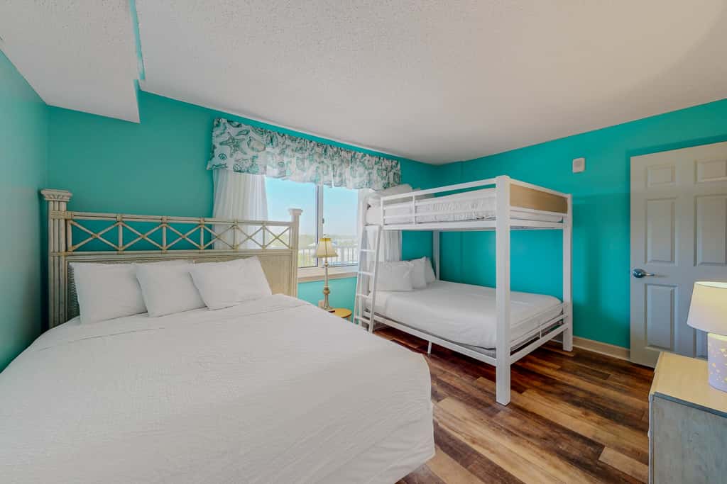 Gorgeous Oceanfront condo with washer&dryer, Gulf-front balcony & pool, hot tub