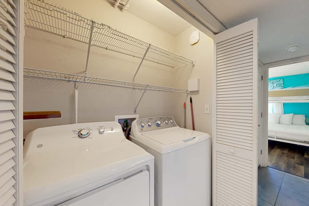 Gorgeous Oceanfront condo with washer&dryer, Gulf-front balcony & pool, hot tub