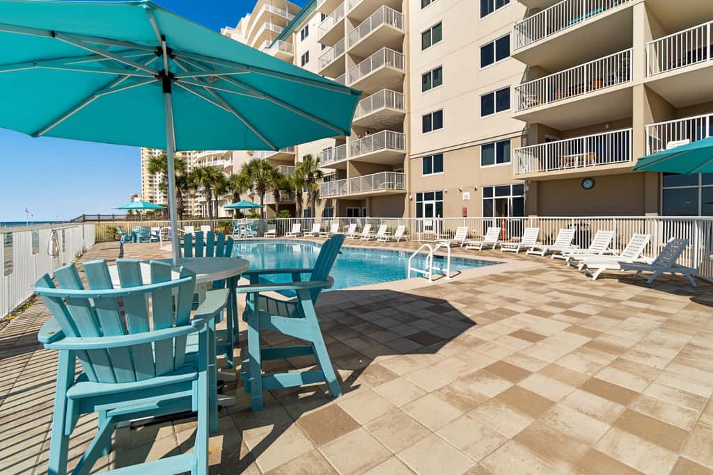 Gorgeous Oceanfront condo with washer&dryer, Gulf-front balcony & pool, hot tub