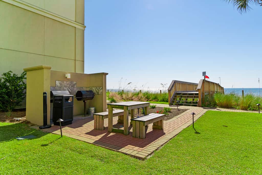 Gorgeous Oceanfront condo with washer&dryer, Gulf-front balcony & pool, hot tub