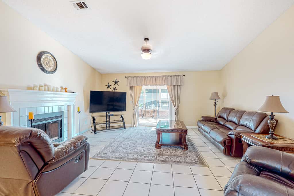 Inviting  dog-friendly home with pool, hot tub, enclosed yard, & WD