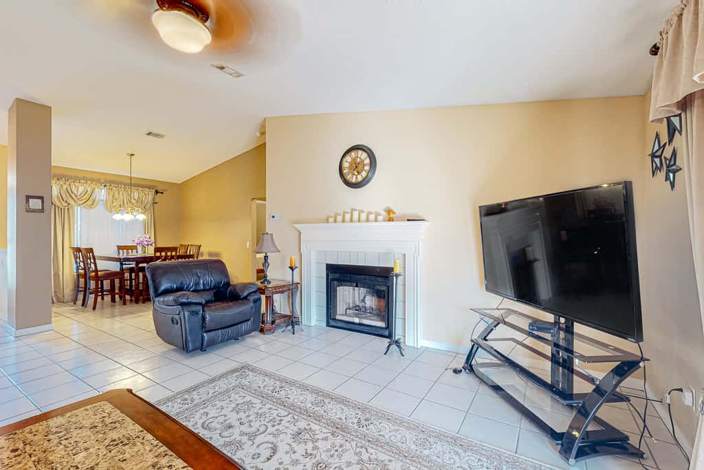 Inviting  dog-friendly home with pool, hot tub, enclosed yard, & WD