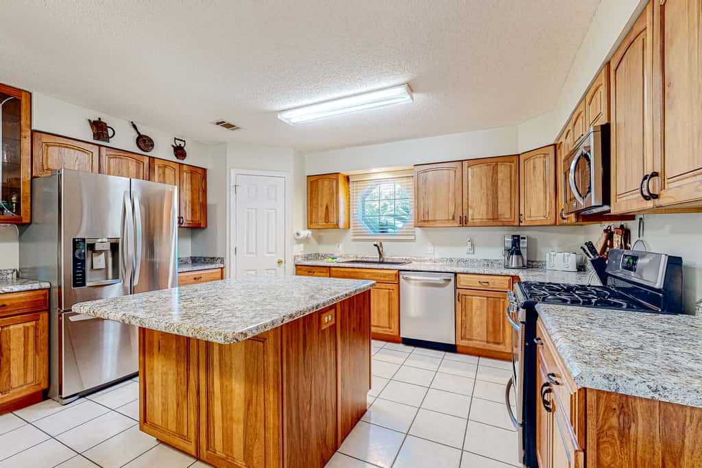 Inviting  dog-friendly home with pool, hot tub, enclosed yard, & WD