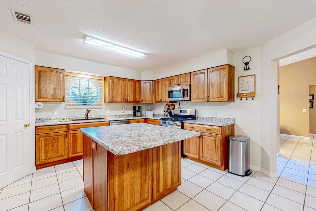 Inviting  dog-friendly home with pool, hot tub, enclosed yard, & WD