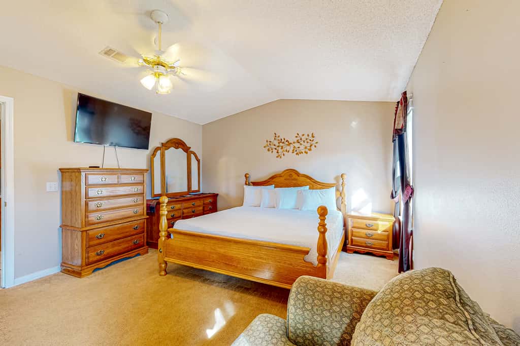 Inviting  dog-friendly home with pool, hot tub, enclosed yard, & WD