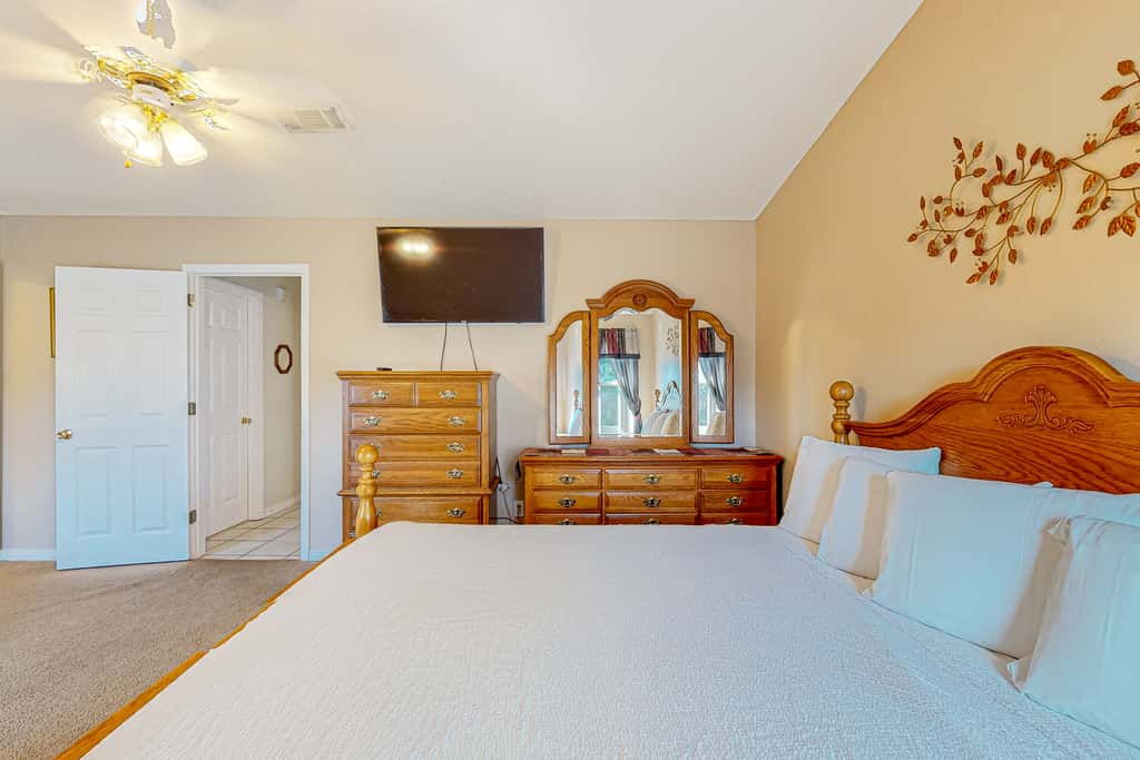 Inviting  dog-friendly home with pool, hot tub, enclosed yard, & WD