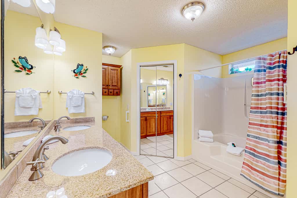 Inviting  dog-friendly home with pool, hot tub, enclosed yard, & WD