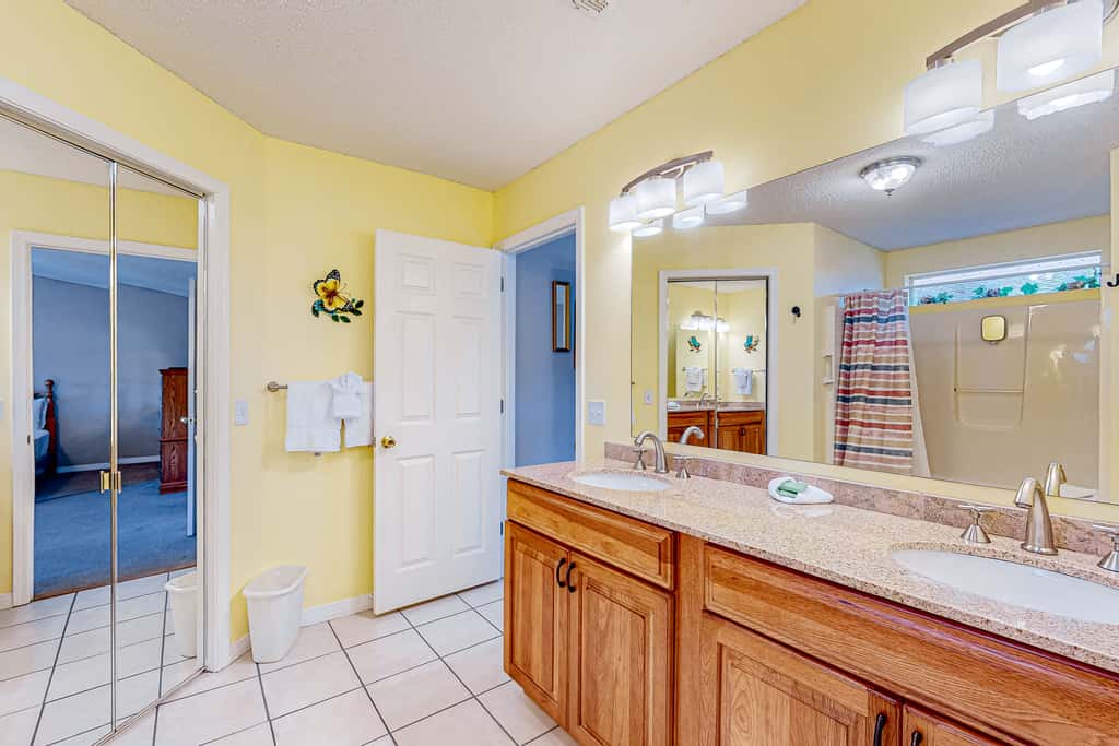 Inviting  dog-friendly home with pool, hot tub, enclosed yard, & WD