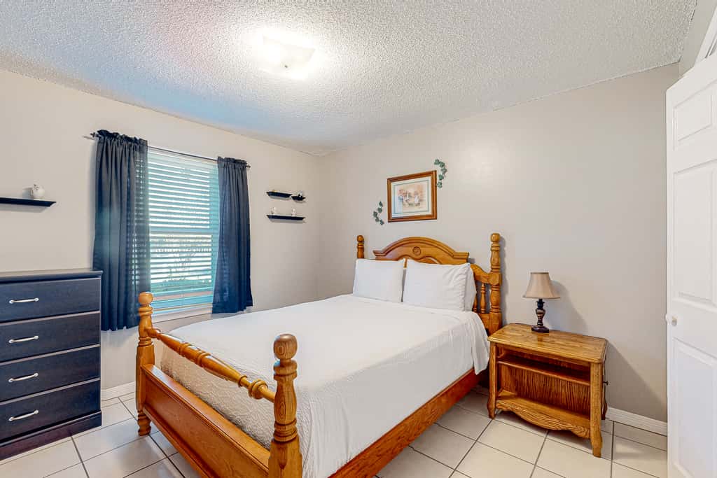 Inviting  dog-friendly home with pool, hot tub, enclosed yard, & WD