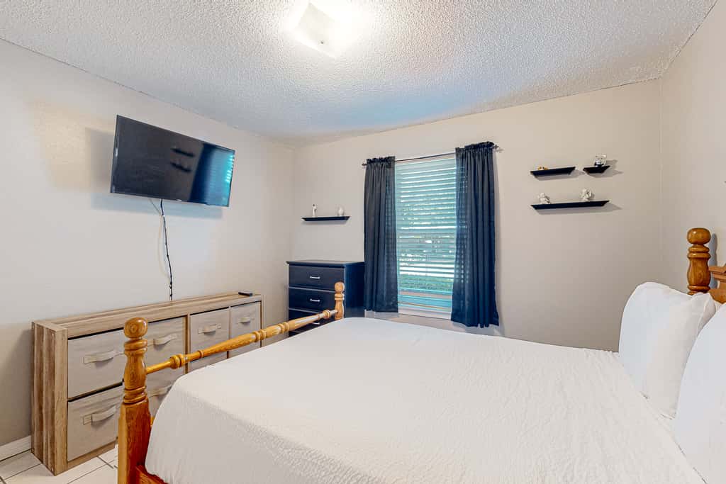 Inviting  dog-friendly home with pool, hot tub, enclosed yard, & WD