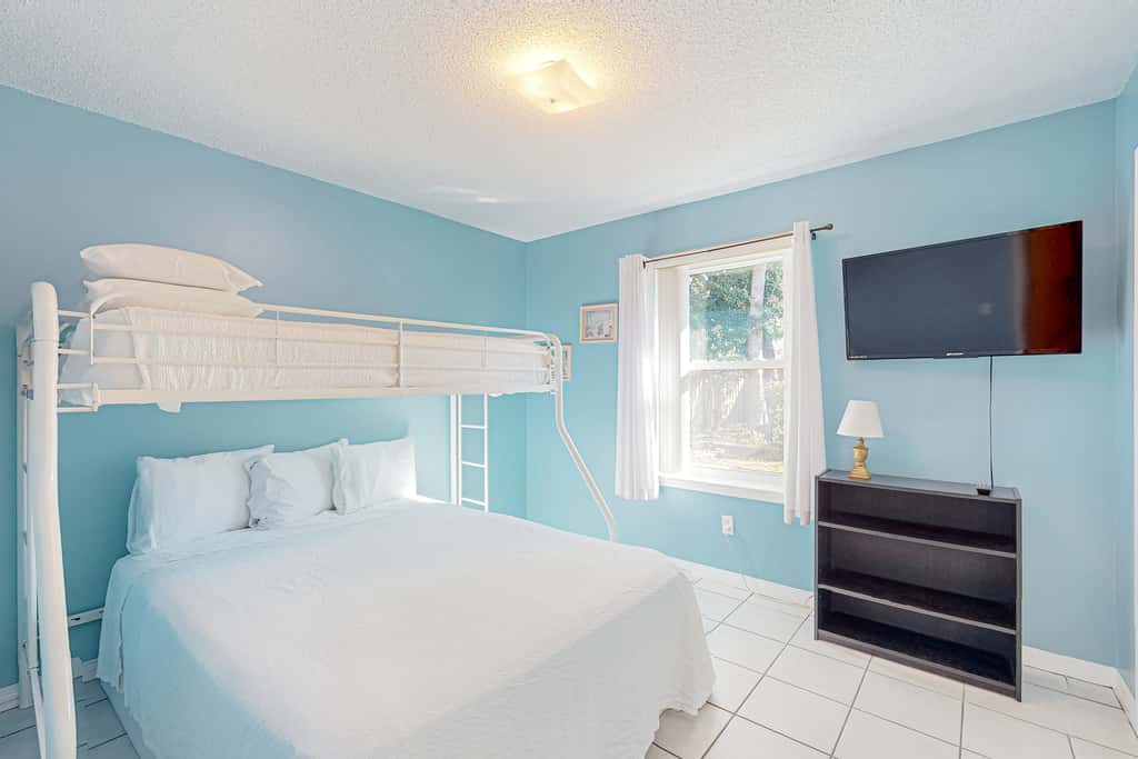 Inviting  dog-friendly home with pool, hot tub, enclosed yard, & WD