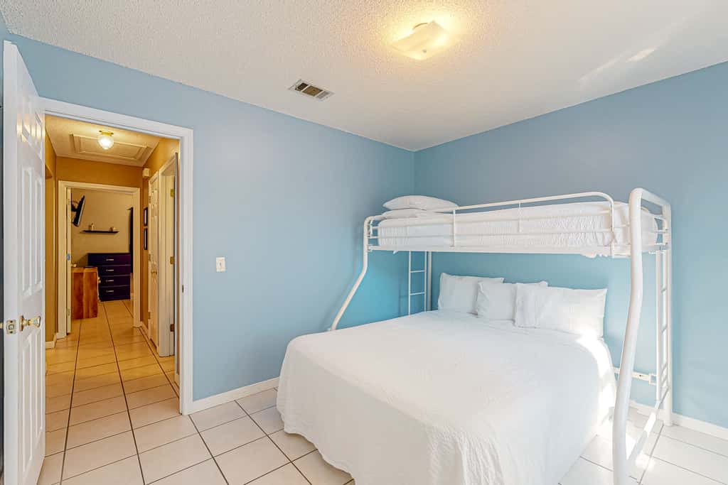 Inviting  dog-friendly home with pool, hot tub, enclosed yard, & WD
