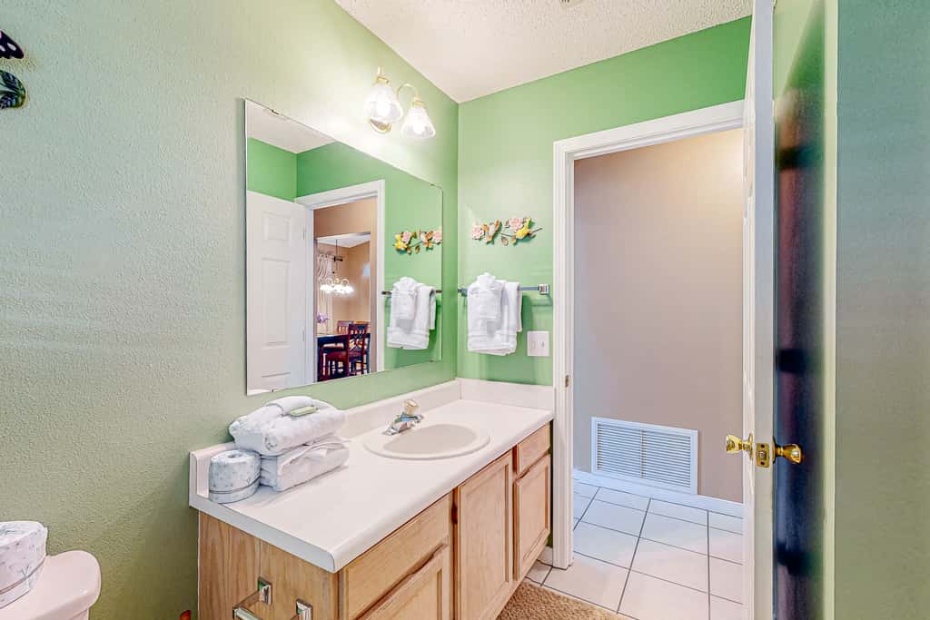 Inviting  dog-friendly home with pool, hot tub, enclosed yard, & WD