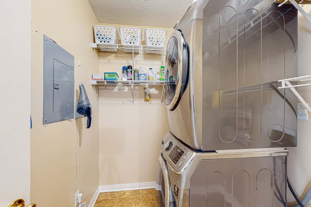 Inviting  dog-friendly home with pool, hot tub, enclosed yard, & WD