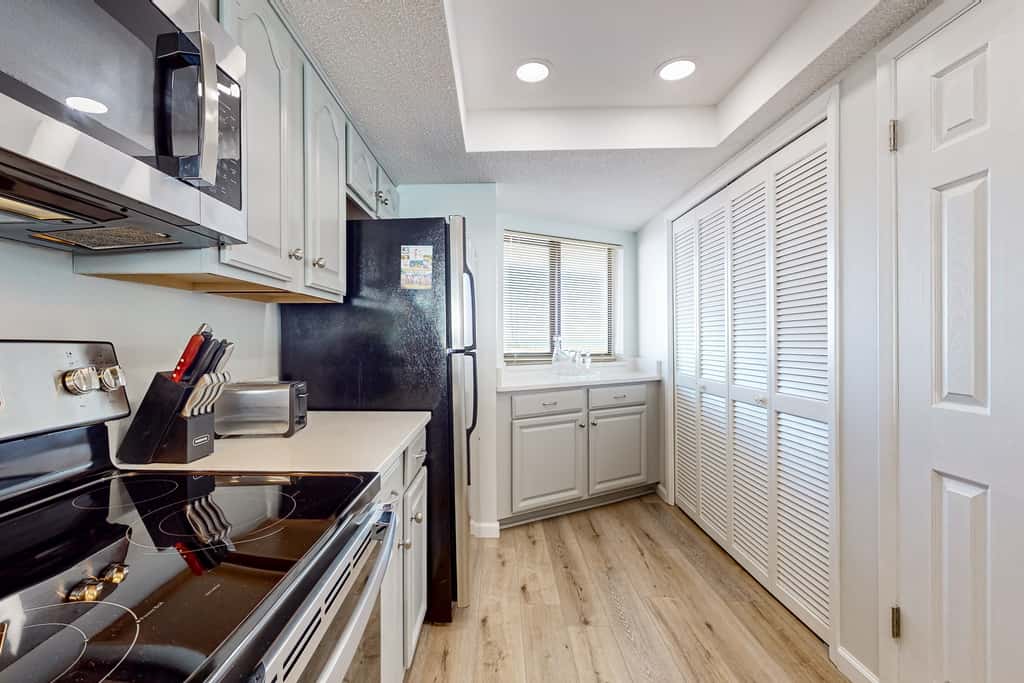 Gorgeious beachview condo with large balcony & shared pool