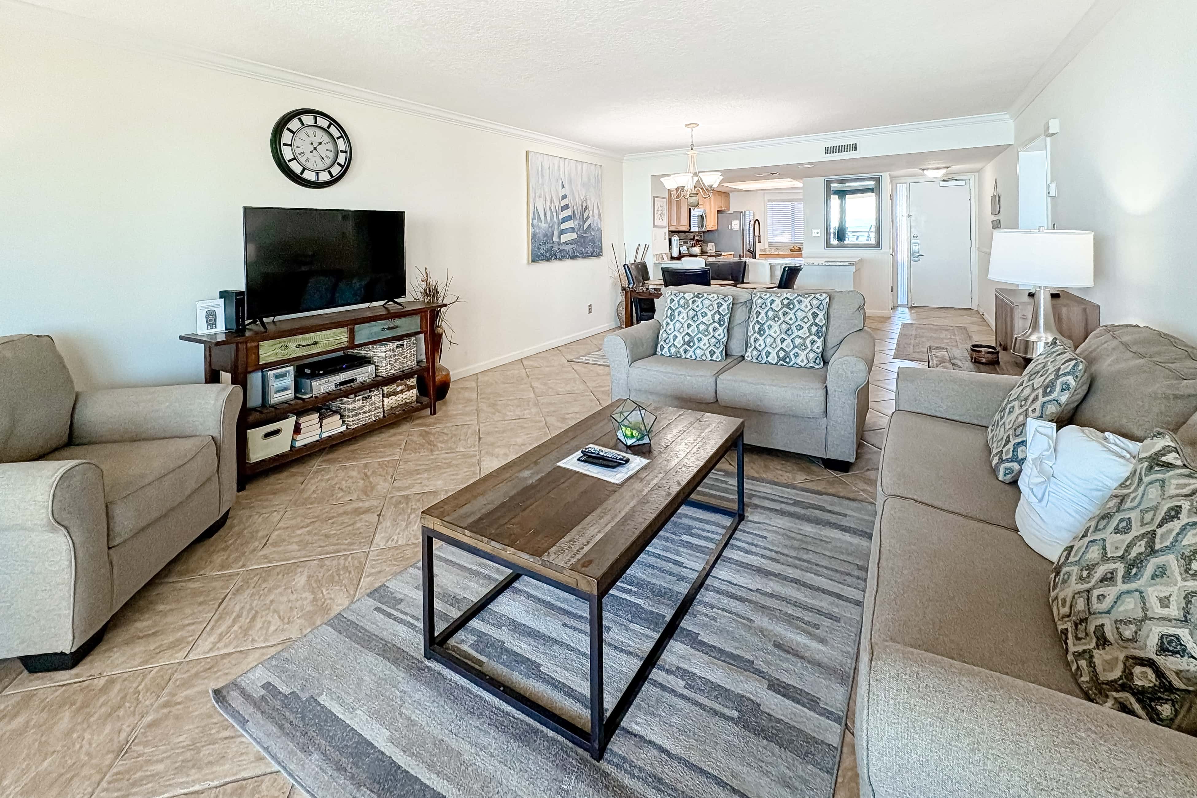 Gorgeous coastal condo with shared pool and easy beach access
