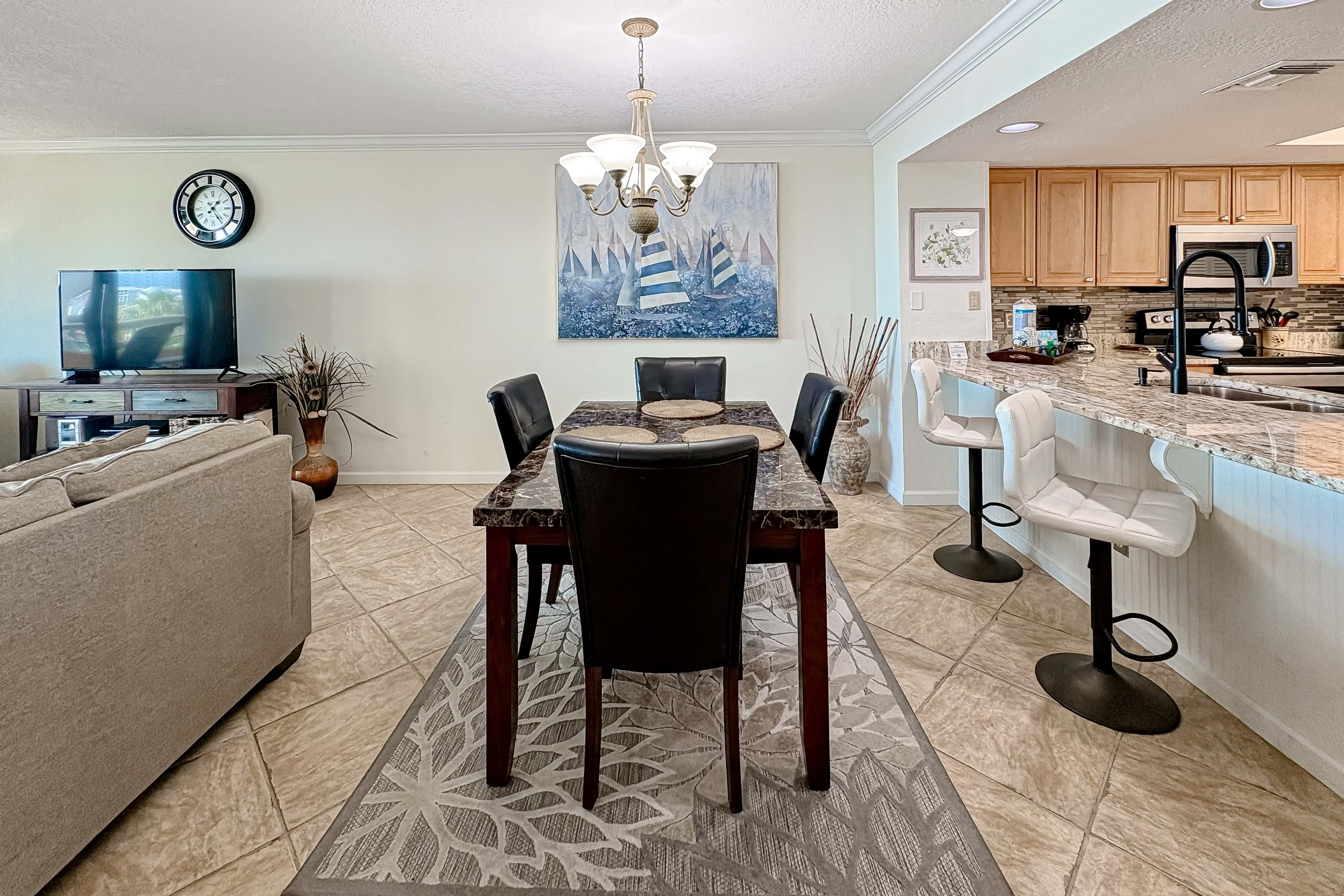 Gorgeous coastal condo with shared pool and easy beach access