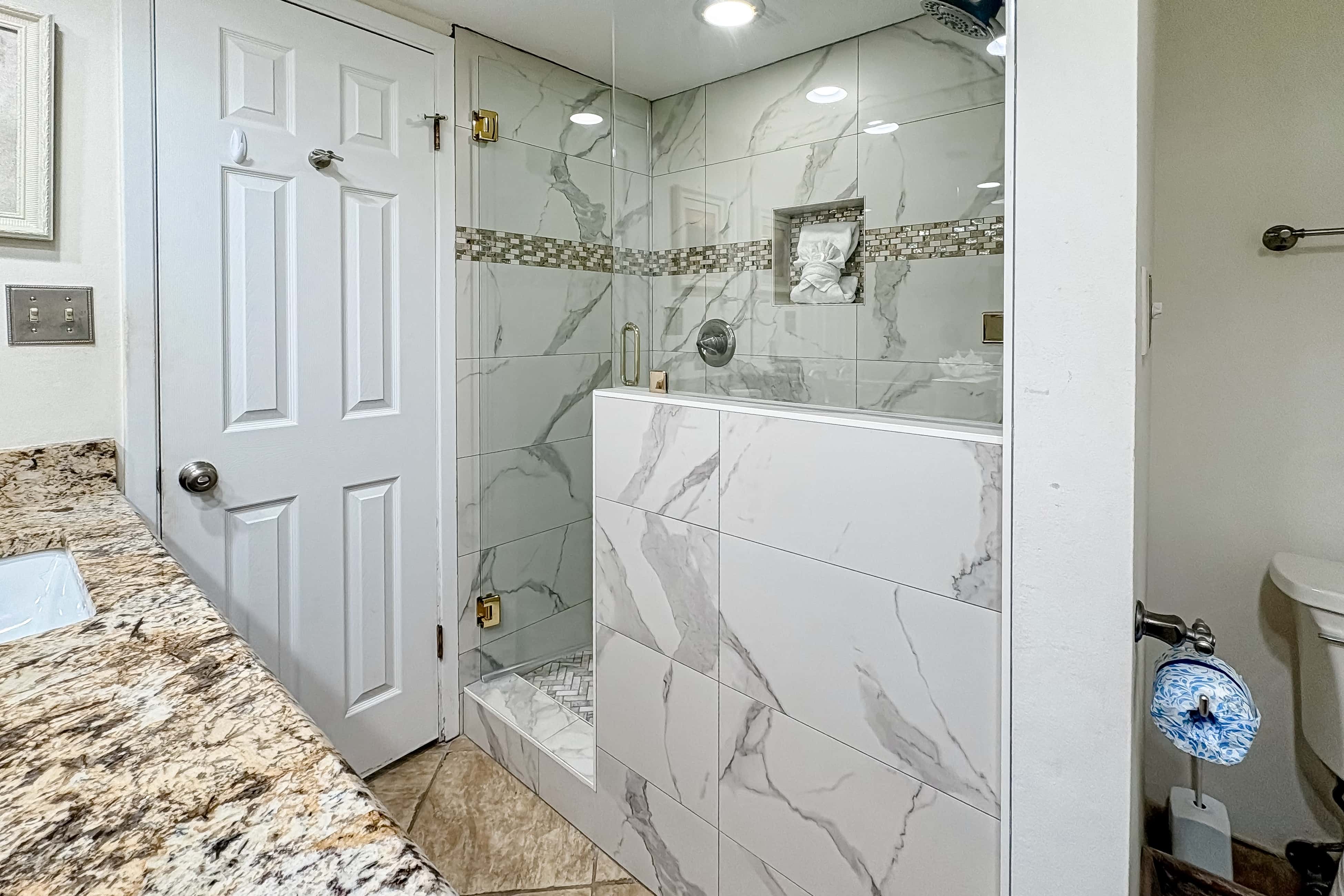 Gorgeous coastal condo with shared pool and easy beach access