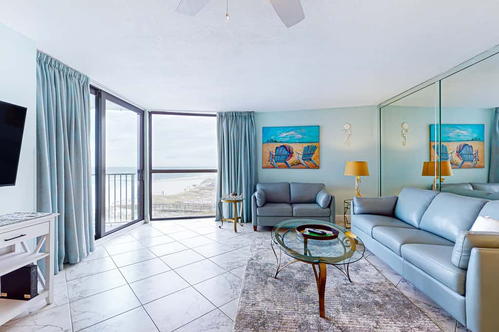 3rd Floor condo, 2 beach chairs included, Close to dining
