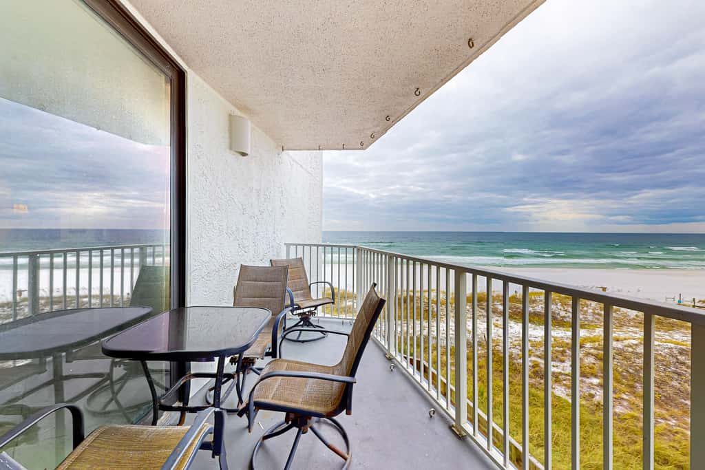 3rd Floor condo, 2 beach chairs included, Close to dining