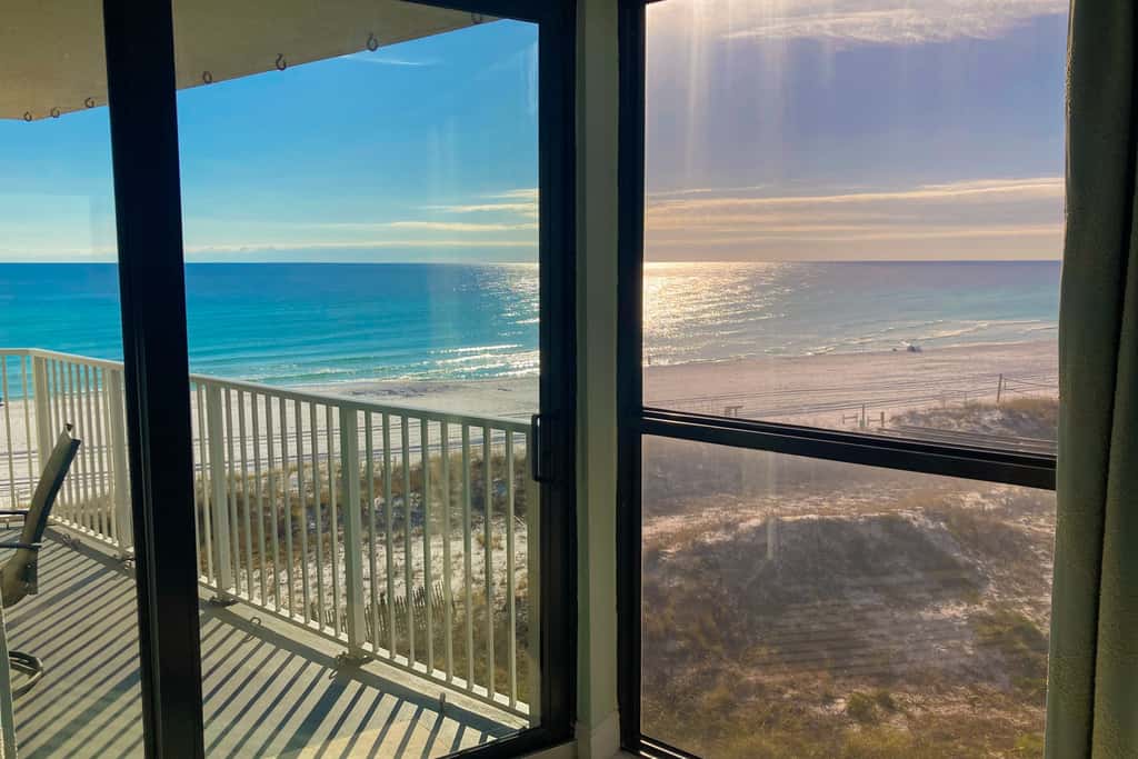3rd Floor condo, 2 beach chairs included, Close to dining