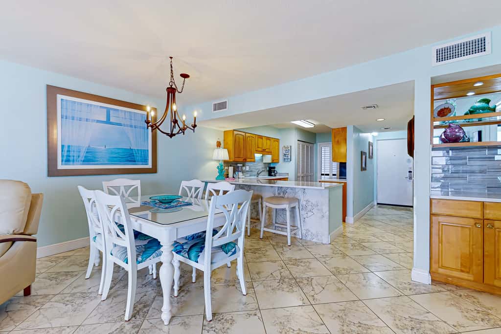 3rd Floor condo, 2 beach chairs included, Close to dining