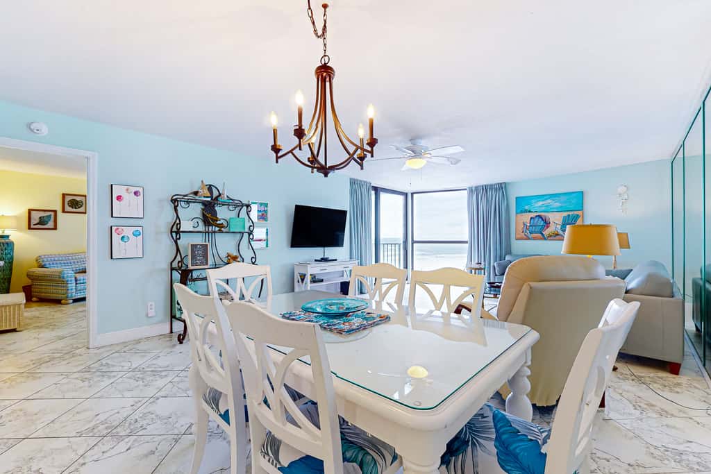 3rd Floor condo, 2 beach chairs included, Close to dining