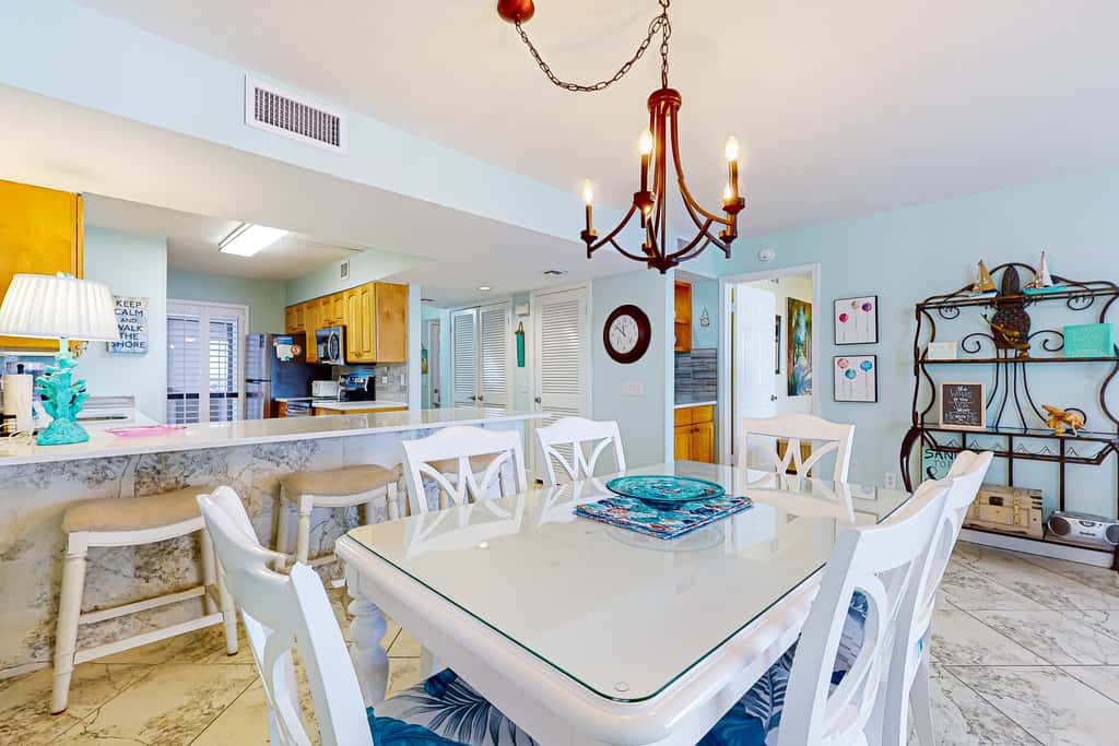 3rd Floor condo, 2 beach chairs included, Close to dining