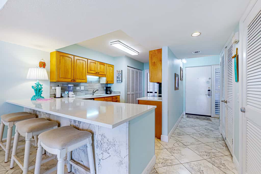 3rd Floor condo, 2 beach chairs included, Close to dining
