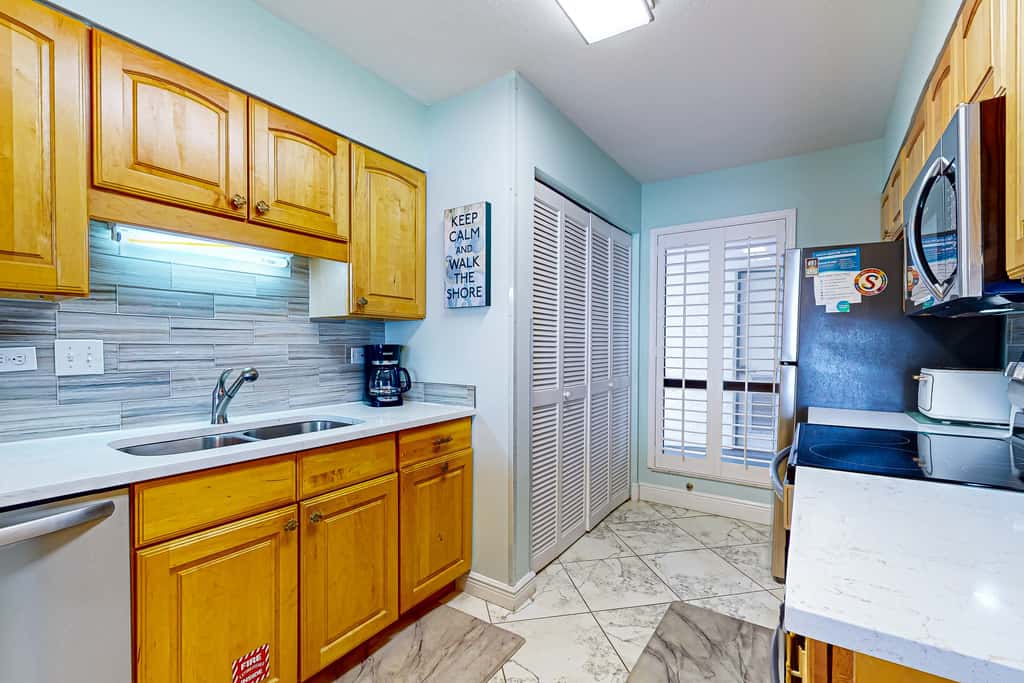 3rd Floor condo, 2 beach chairs included, Close to dining