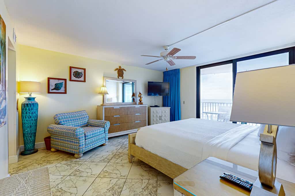 3rd Floor condo, 2 beach chairs included, Close to dining